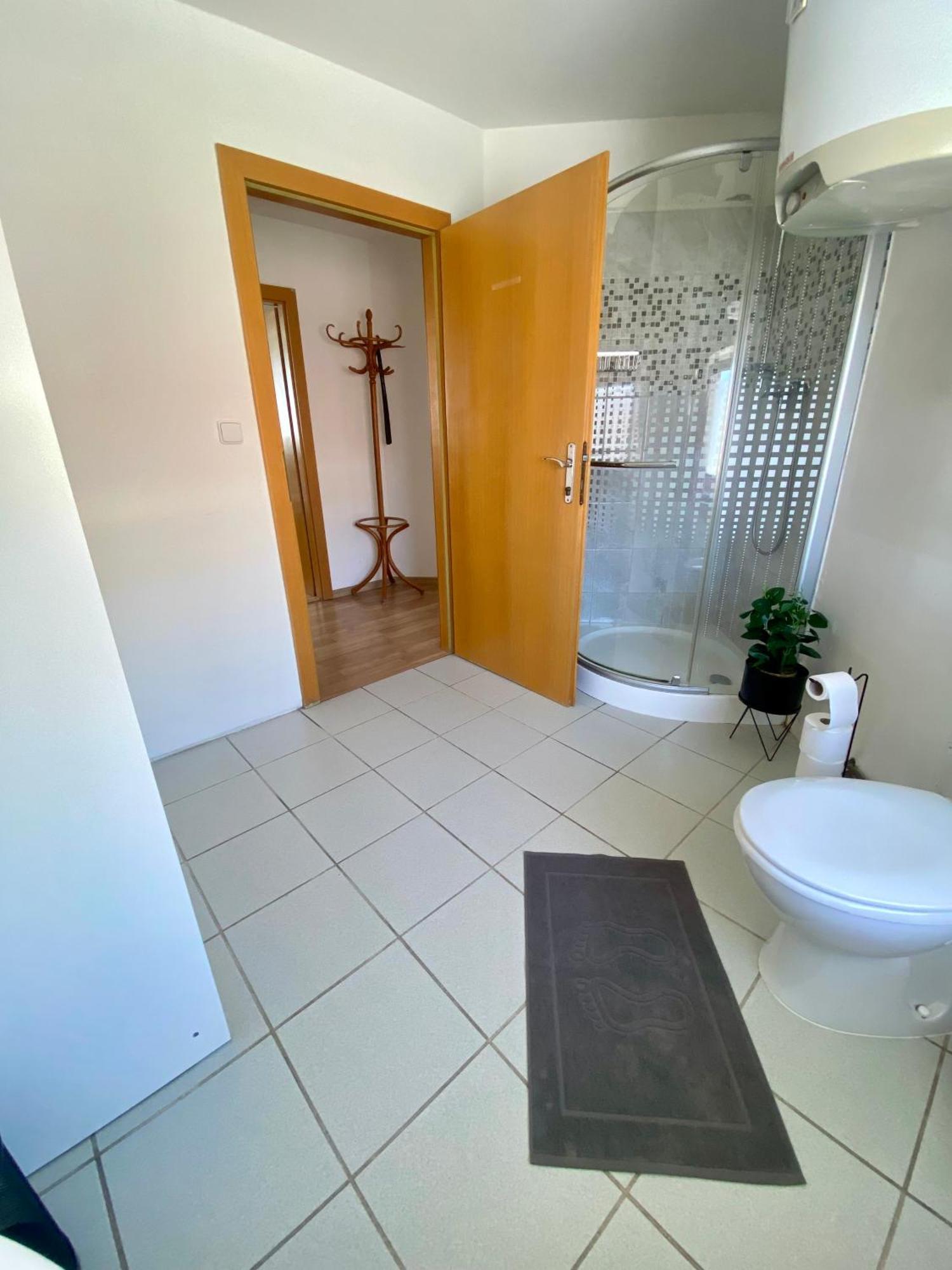 3-Bedroom Apartment In Rajhrad, With Kitchen, 2 Bathrooms, Parking 外观 照片