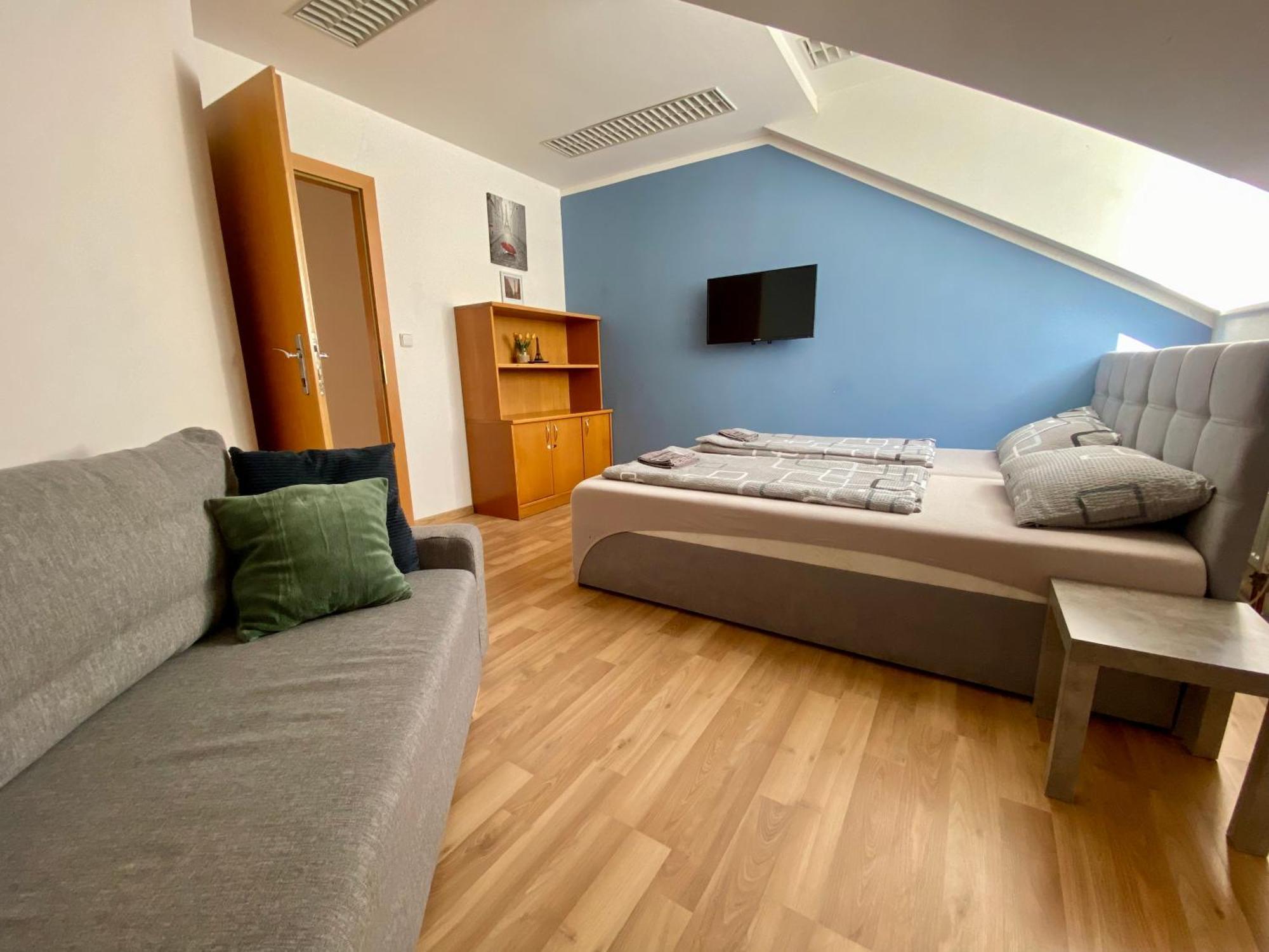 3-Bedroom Apartment In Rajhrad, With Kitchen, 2 Bathrooms, Parking 外观 照片