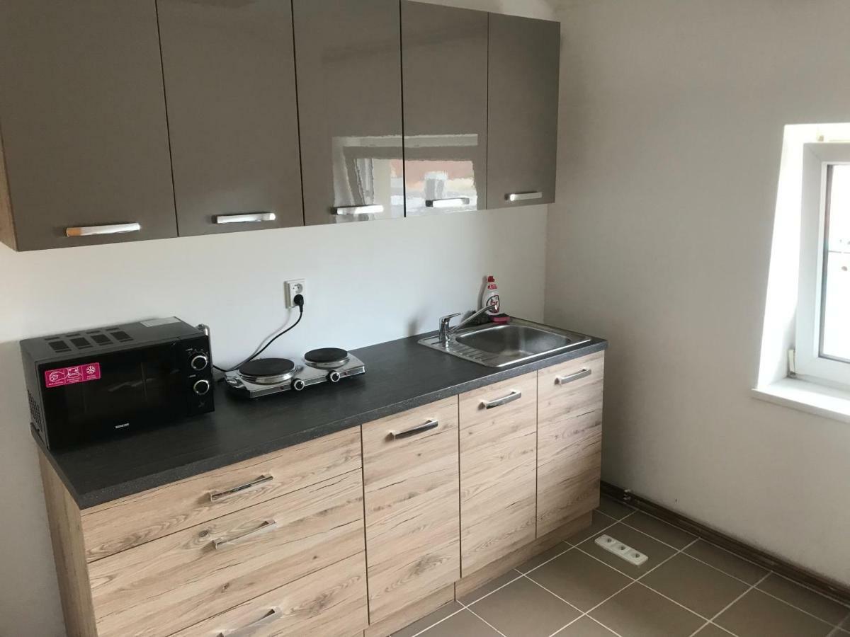 3-Bedroom Apartment In Rajhrad, With Kitchen, 2 Bathrooms, Parking 外观 照片